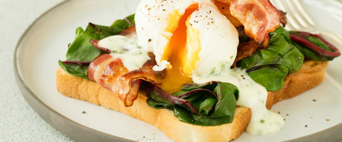 Gusto_ÖLZ Butter Toast mit pochierten Eiern Mangold Speck_2017_1440x600_RGB72dpi