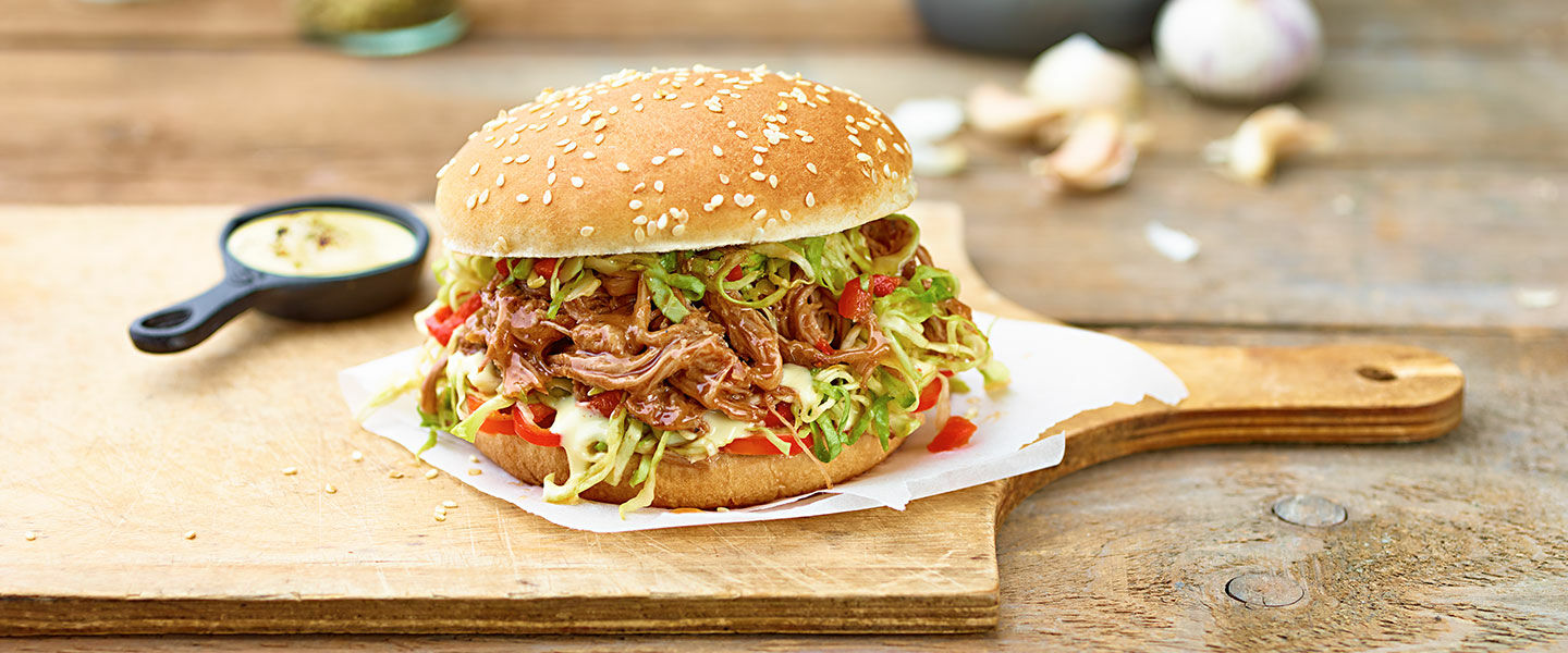 Ölz Maxi Burger Brötle mit Pulled Pork, Paprika-Krautsalat, Spitzpaprika & Senfcreme