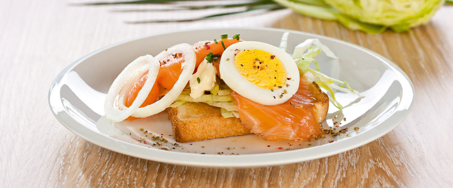 Ölz Butter Toast Klassischer Lachstoast mit Ei & Salat