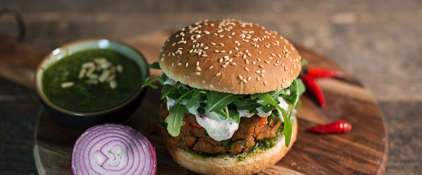 Ölz Maxi Burger Brötle mit Thunfischpatty, Rucola und Koriander Pesto