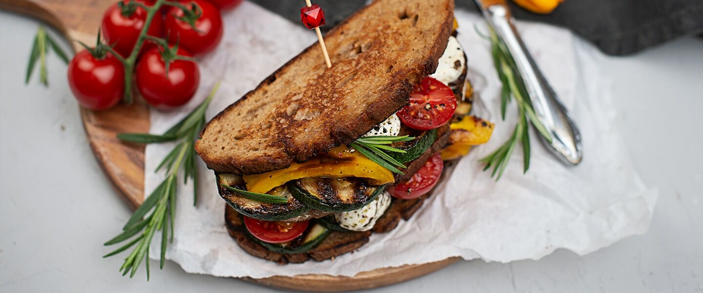 Ölz Krustenbrot mit gegrilltem Gemüse & Feta