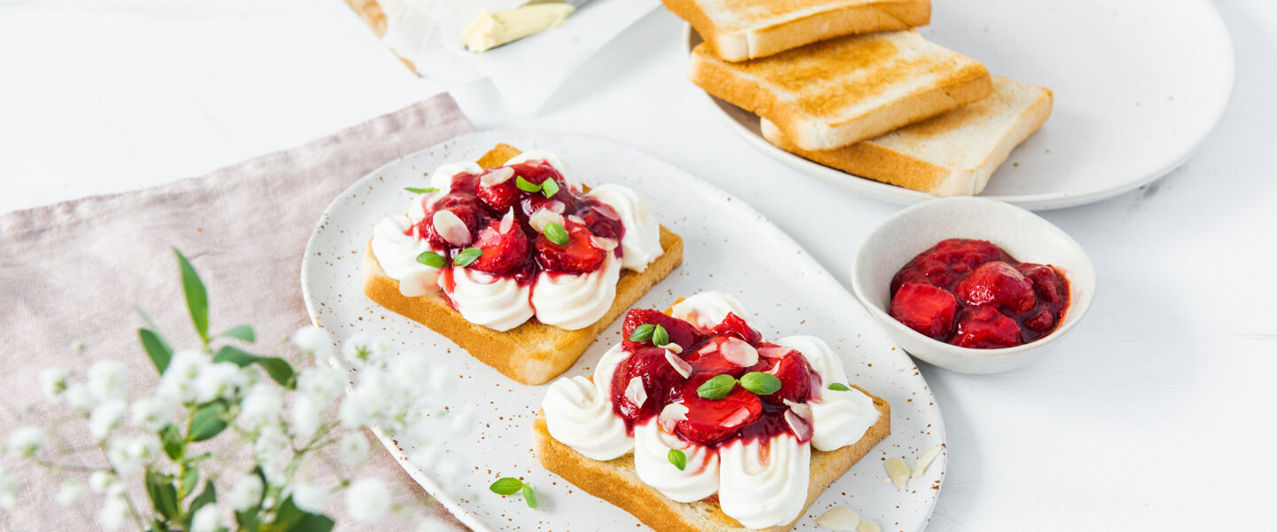 Ölz Butter Toast mit Ricottacreme & heißen Erdbeeren