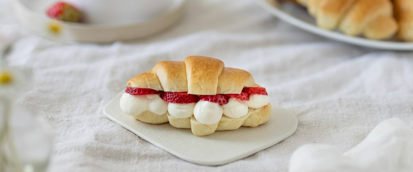 Ölz Mini Butter Croissants mit Cream Cheese und Erdbeeren