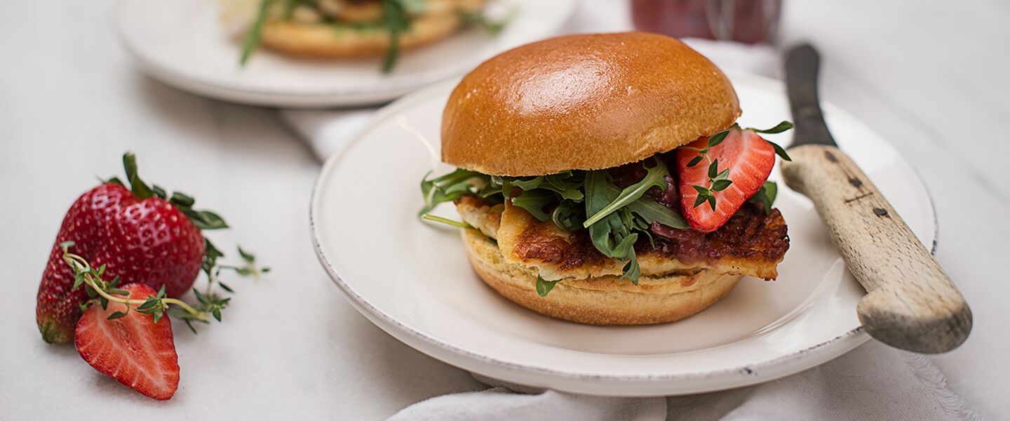 Ölz Brioche Burger Brötle mit gegrilltem Halloumi und Erdbeer Chutney