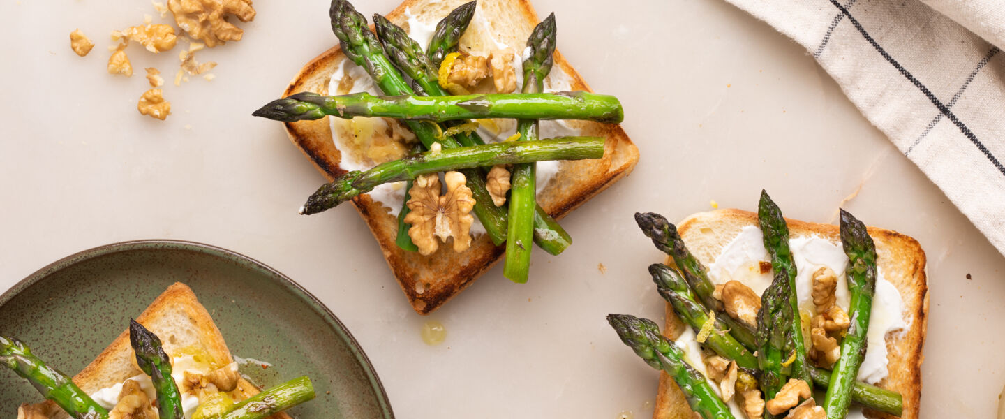 Ölz Butter Toast getoastet mit Spargel & Walnüssen