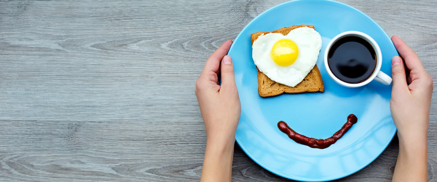 Ölz Meisterbäcker Teller mit Toast, Spiegelei und Kaffee