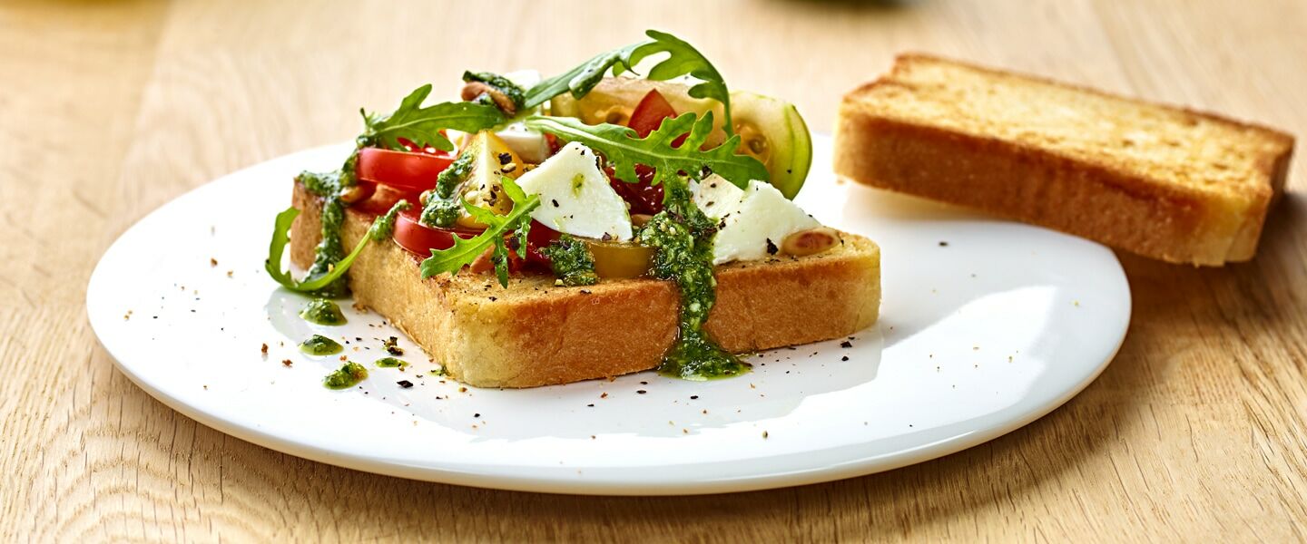 Ölz Butter Toast á la "Caprese" - Tomatenvielfalt, Burrata, Rucolapesto