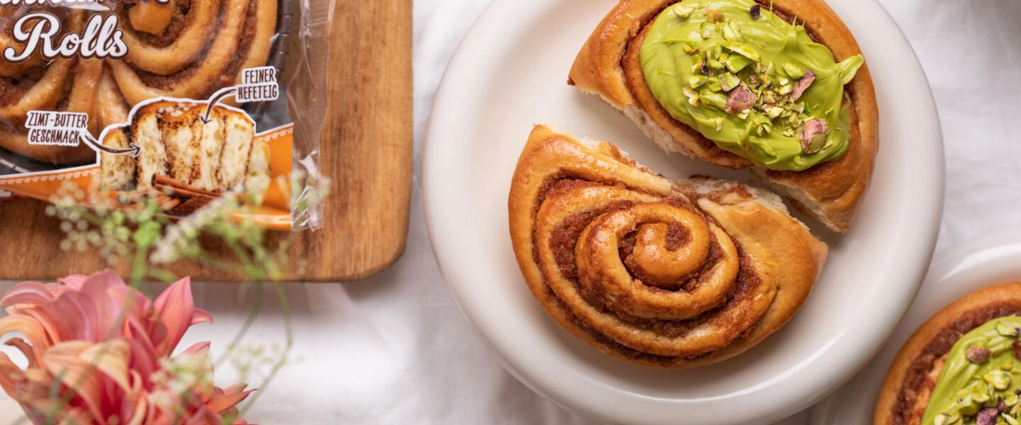 Ölz Cinnamon Rolls getoppt mit Pistaziencreme Ölz Cinnamon Rolls getoppt mit Pistaziencreme