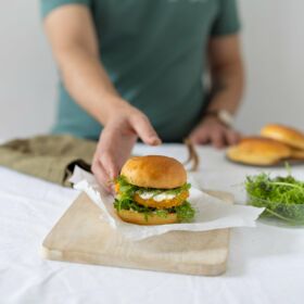 Ölz Brioche Burger Brötle – Cornflakes Chicken Burger Ölz Brioche Burger Brötle – Cornflakes Chicken Burger