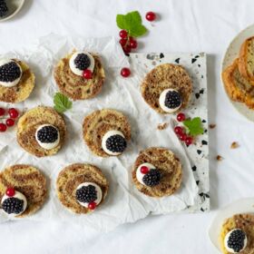 Ölz Marmor Kuchen "Teabites" mit Vanillecreme & Brombeeren Ölz Marmor Kuchen "Teabites" mit Vanillecreme & Brombeeren