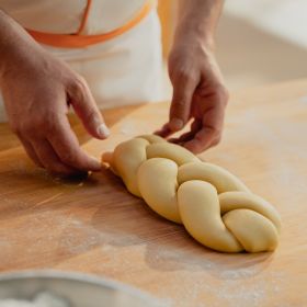 Ölz Butter Zopf von Hand geflochten