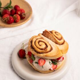 Ölz Cinnamon Rolls "Eis Sandwich" mit Erdbeeren & Minze