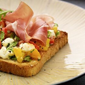 Ölz Mehrkorn Toast mit Ruccola-Schafkäse, Ofenpaprika & Serrano Schinken Ölz Mehrkorn Toast mit Ruccola-Schafkäse, Ofenpaprika & Serrano Schinken