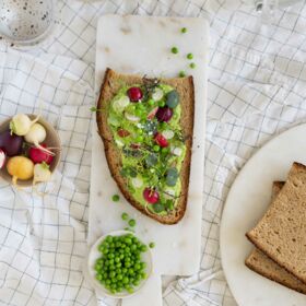 Ölz Dinkel Brot mit Erbsensmash Ölz Dinkel Brot mit Erbsensmash