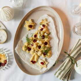 Ölz Butter Toast "Butterboard" mit Nussbutter, Cranberries & Ziegenfrischkäse