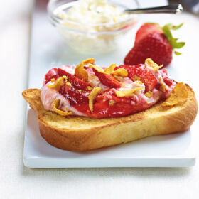 Ölz Brioche getoastet mit fruchtiger Topfencreme