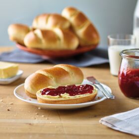 Ölz Milch Brötle mit Butter und Marmelade