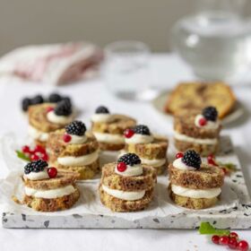Ölz Marmor Kuchen mit Beeren & Vanillecreme Ölz Marmor Kuchen mit Beeren & Vanillecreme
