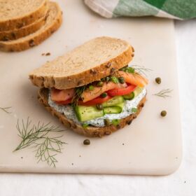Mischbrot Smoked Salmon Sandwich_Foto_Hoch_3-min