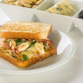 Ölz Mehrkorn Toast mit lauwarmem Räucherschinken, Petersilien-Honigtopfen & Blauschimmelkäse