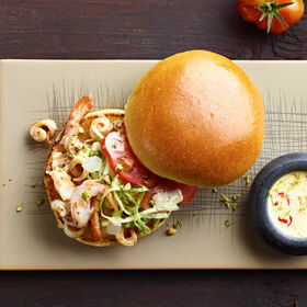 Ölz Brioche Burger Brötle mit Calamari & Garnelen, „gepickeltem“ Eissalat, Chili-Limettenmayonnaise & Wasabinüsse Ölz Brioche Burger Brötle mit Calamari & Garnelen, „gepickeltem“ Eissalat, Chili-Limettenmayonnaise & Wasabinüsse