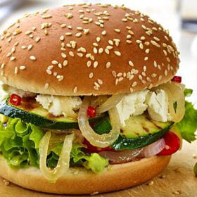 Ölz Maxi Burger Brötle mit griechischem Schafskäse, geschmorte Olivenzwiebeln, Guacamole & geräucherter Paprika Ölz Maxi Burger Brötle mit griechischem Schafskäse, geschmorte Olivenzwiebeln, Guacamole & geräucherter Paprika