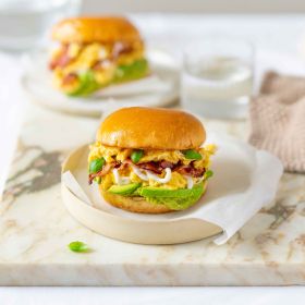Ölz Brioche Burger Brötle mit Bacon, Guacamole & Eggdrop-Style Rührei Ölz Brioche Burger Brötle mit Bacon, Guacamole & Eggdrop-Style Rührei