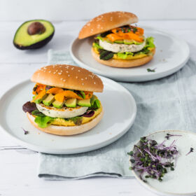 Ölz Maxi Burger Brötle mit Grillkäse & Avocado Ölz Maxi Burger Brötle mit Grillkäse & Avocado