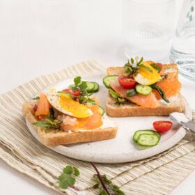 Ölz Mehrkorn Toast mit Räucherlachs und Kren-Aufstrich Ölz Mehrkorn Toast mit Räucherlachs und Kren-Aufstrich