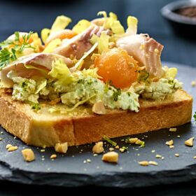 Ölz Sandwich Toast mit Räucherforelle, Melone, Chicorée & gerösteten Erdnüssen Ölz Sandwich Toast mit Räucherforelle, Melone, Chicorée & gerösteten Erdnüssen
