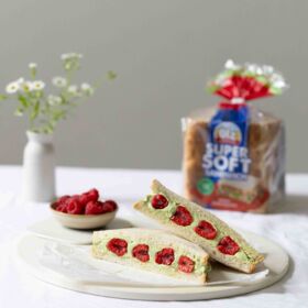 Ölz Super Soft Sandwich "Japanese Sandwich" mit Matchacreme & frischen Himbeeren Ölz Super Soft Sandwich "Japanese Sandwich" mit Matchacreme & frischen Himbeeren