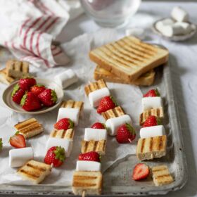 Ölz Riesen Toast "Grillsticks" mit Marshmallow & Erdbeeren