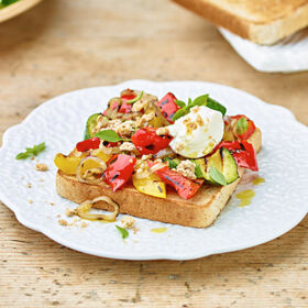 Ölz Dinkel Toast mit gegrilltem mediteranen Gemüse, Dinkelcrumble, Sojatopfen und Basilikumspitzen Ölz Dinkel Toast mit gegrilltem mediteranen Gemüse, Dinkelcrumble, Sojatopfen und Basilikumspitzen