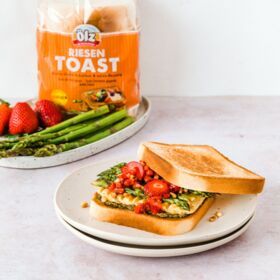 Ölz Riesen Toast mit Spargel & frischen Erdbeeren Ölz Riesen Toast mit Spargel & frischen Erdbeeren