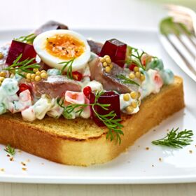 Ölz Butter Toast "Gabelbissen" - Gemüsesalat, Wachtelei, Apfel-rote Rübengelee, "Senfkaviar" & eingelegter Matjes Ölz Butter Toast "Gabelbissen" - Gemüsesalat, Wachtelei, Apfel-rote Rübengelee, "Senfkaviar" & eingelegter Matjes