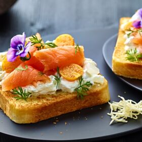 Ölz Butter Toast mit Räucherlachs, Veilchen, Physalis, Honig, Senfgurken, Ricotta & Dillkraut Ölz Butter Toast mit Räucherlachs, Veilchen, Physalis, Honig, Senfgurken, Ricotta & Dillkraut