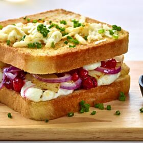 Ölz Sandwich Toast mit Ziegenkäse Croque - Birne, Preiselbeeren Ölz Sandwich Toast mit Ziegenkäse Croque - Birne, Preiselbeeren