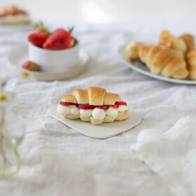 Ölz Mini Butter Croissants mit Cream Cheese und Erdbeeren Ölz Mini Butter Croissants mit Cream Cheese und Erdbeeren