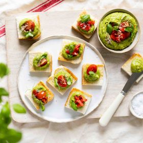 Ölz Butter Toast "Guacamole Toastadas" mit Tomaten Ölz Butter Toast "Guacamole Toastadas" mit Tomaten