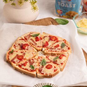 Ölz Butter Toast-Pizza mit Tomate & Käse