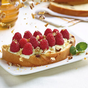 Ölz Milch Laible - Süßer Honigtopfen Himbeer-Nuss-Gruss Ölz Milch Laible - Süßer Honigtopfen Himbeer-Nuss-Gruss