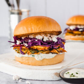 Ölz Brioche Burger Brötle Kartoffel-Lauch Puffer, Rotkraut & Knoblauchsauce Ölz Brioche Burger Brötle Kartoffel-Lauch Puffer, Rotkraut & Knoblauchsauce