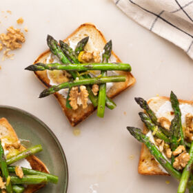 Ölz Butter Toast getoastet mit Spargel & Walnüssen Ölz Butter Toast getoastet mit Spargel & Walnüssen