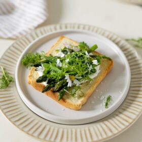 Ölz Butter Toast Wildkräutertopfen -Spargelspitzen Ölz Butter Toast Wildkräutertopfen -Spargelspitzen