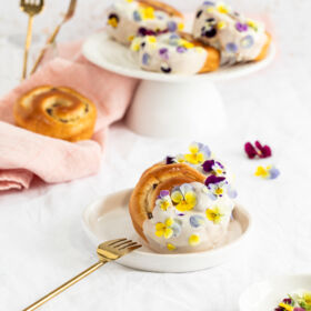 Ölz Mini Schnecken Schoko & Creme mit Vanillecreme & Blütentopping Ölz Mini Schnecken Schoko & Creme mit Vanillecreme & Blütentopping