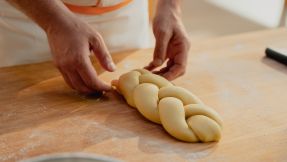 Ölz Butter Zopf von Hand geflochten