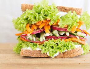 Ölz Vollkorn Soft Sandwich mit orientalischem Joghurt und frischem Gemüse