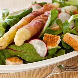 Ölz Butter Toast Brotsalat mit Lavanttaler Spargel und Rohschinken