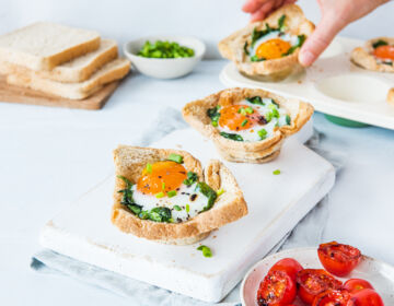 Ölz Mehrkorn Toast Muffins mit Spiegelei und Spinat