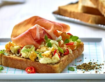 Ölz Mehrkorn Toast mit Fetakäse, Pfefferoni, halbgetrocknete Marillen & San Daniele Schinken